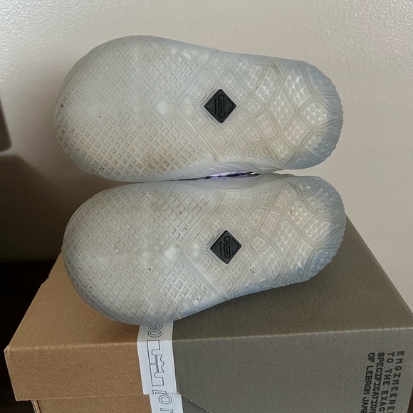 Nike LeBron XVIII size 6c - Picture 6 of 7